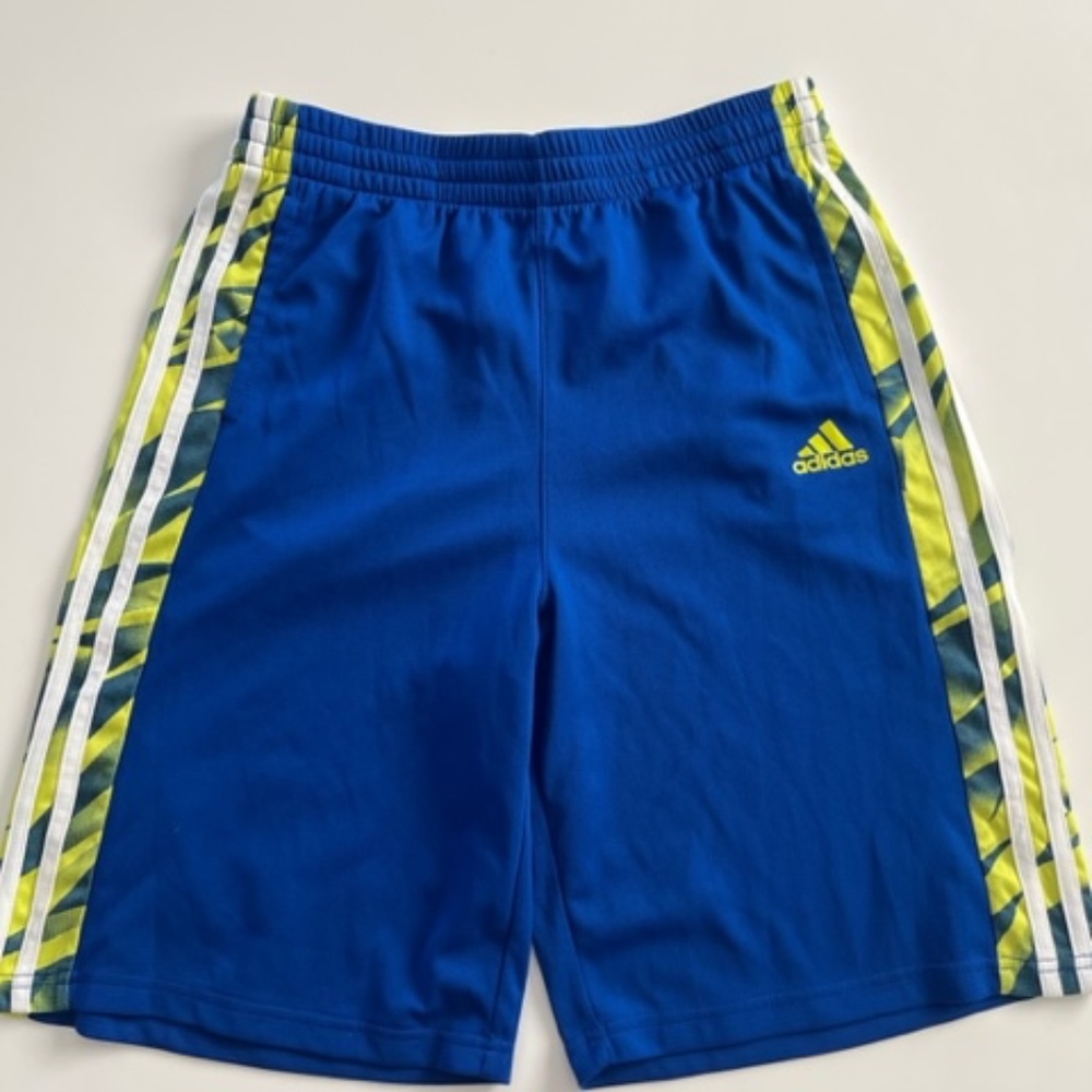 Adidas boys basketball shorts. Like new, Large 14-16